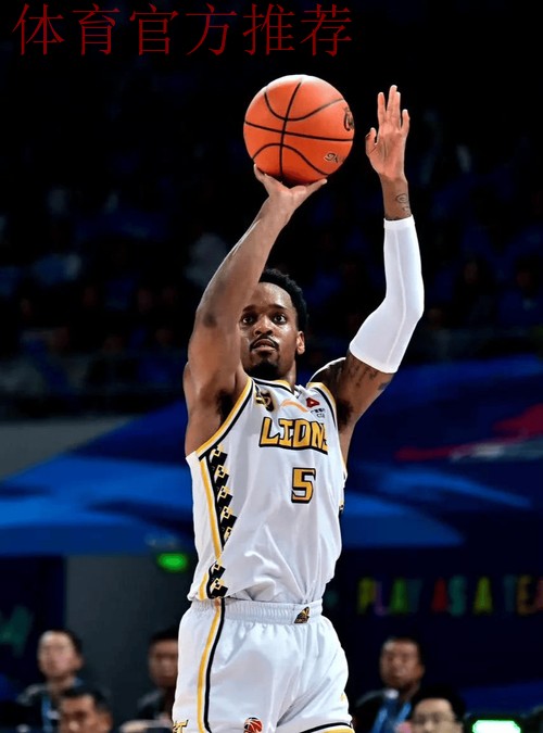 布朗抢断强起飞身上空篮不中，广厦仍落后14分